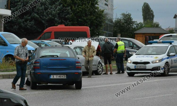Две коли се разбиха в Хасково заради забранен завой