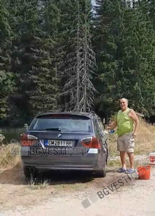 От мрежата! Смолянчанин си мие колата на "Езерата", мръсотията и химията се излива в едно от езерата