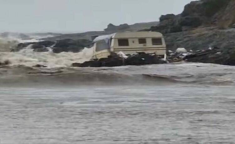 Не тръгвайте на път от Бургас към Южното Черноморие. Два метра вода на "Арапя"