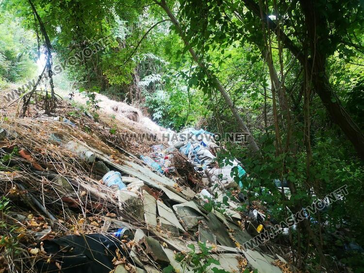 Сигнализираха за нерегламентирано сметище край Мандра