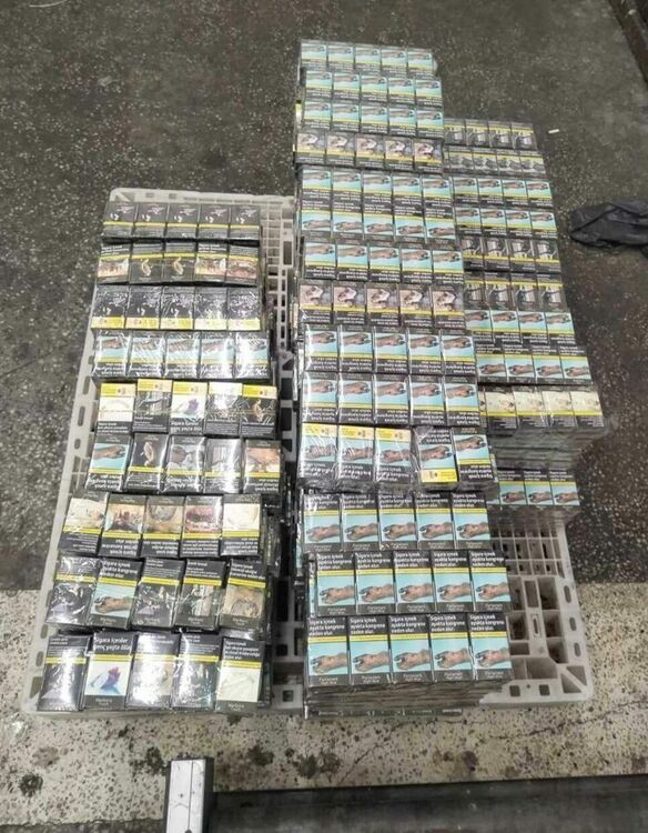 Откриха 61 600 контрабандни цигари в опаковки на мебели