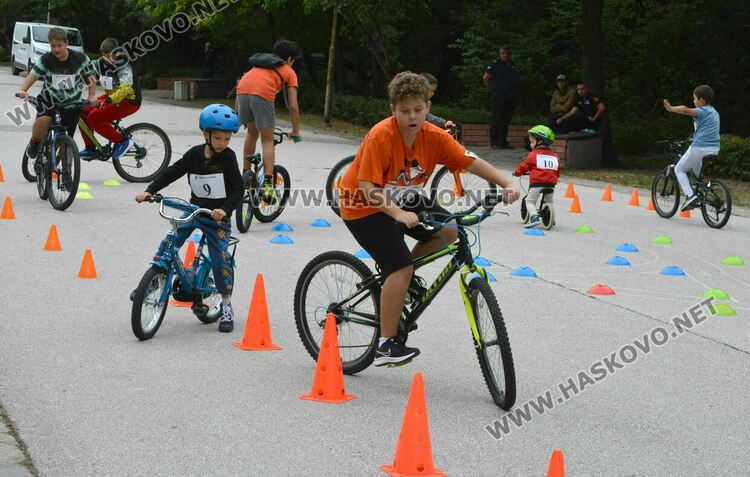 Деца показаха майсторско управление на велосипеди в „Кенана”