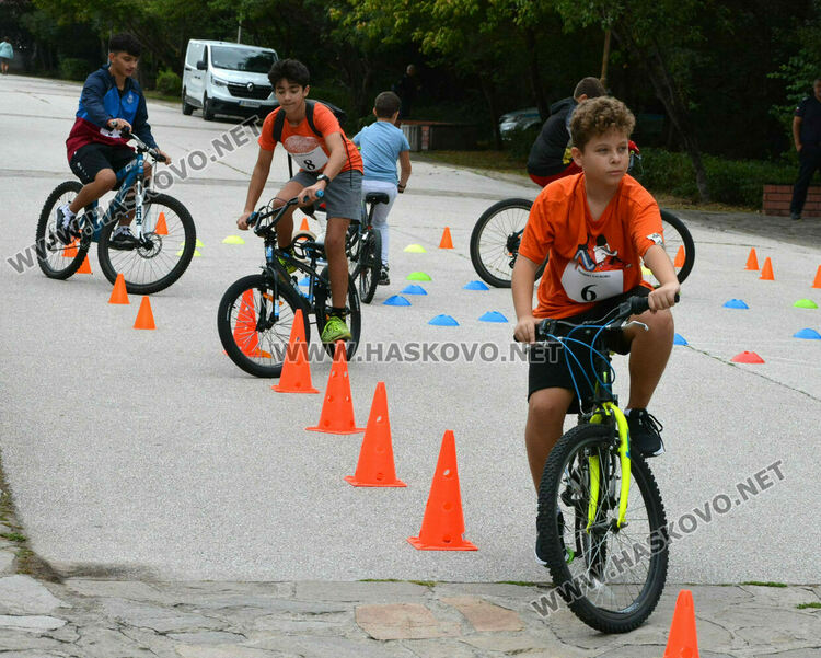 Деца показаха майсторско управление на велосипеди в „Кенана”