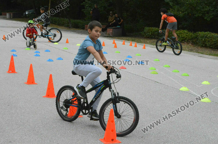 Деца показаха майсторско управление на велосипеди в „Кенана”