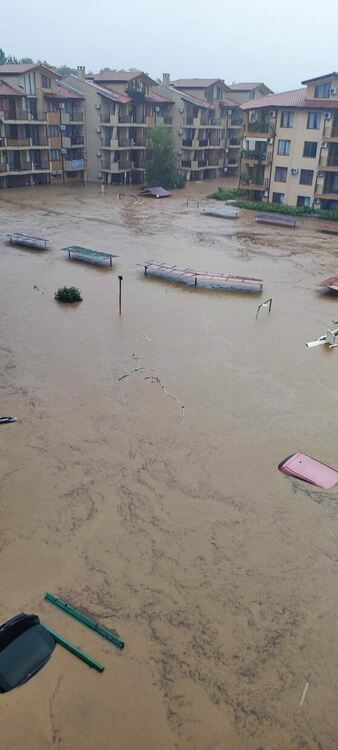 Има къщи и хотели с откъснат достъп, хората да запазят спокойствие, призова областният управител на Бургас