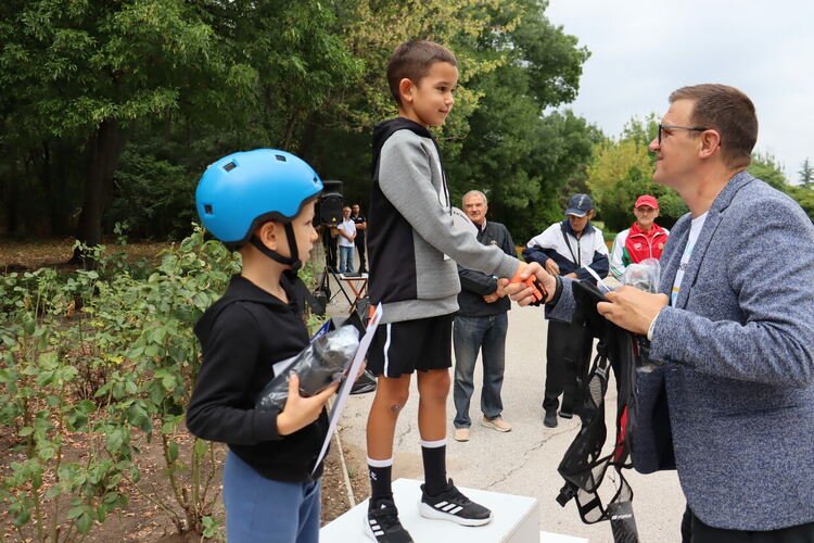 Деца показаха майсторско управление на велосипеди в „Кенана”