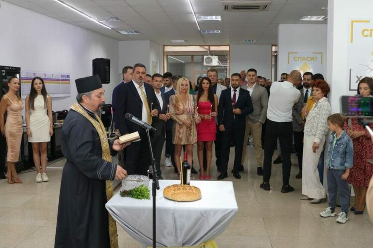 „Спаси Хасково“ откри офиса си с водосвет за здраве