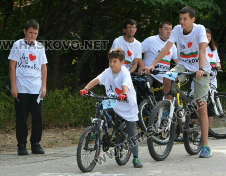 Приложно колоездене, кръгла маса и концерт в Хасково