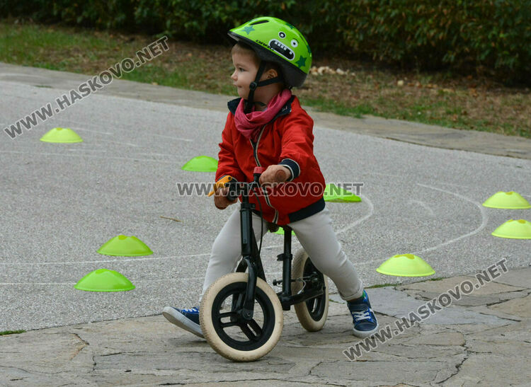 Деца показаха майсторско управление на велосипеди в „Кенана”