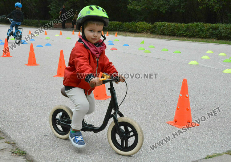 Деца показаха майсторско управление на велосипеди в „Кенана”