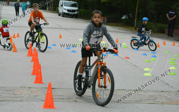 Деца показаха майсторско управление на велосипеди в „Кенана”