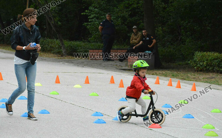 Деца показаха майсторско управление на велосипеди в „Кенана”