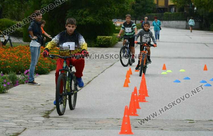 Деца показаха майсторско управление на велосипеди в „Кенана”