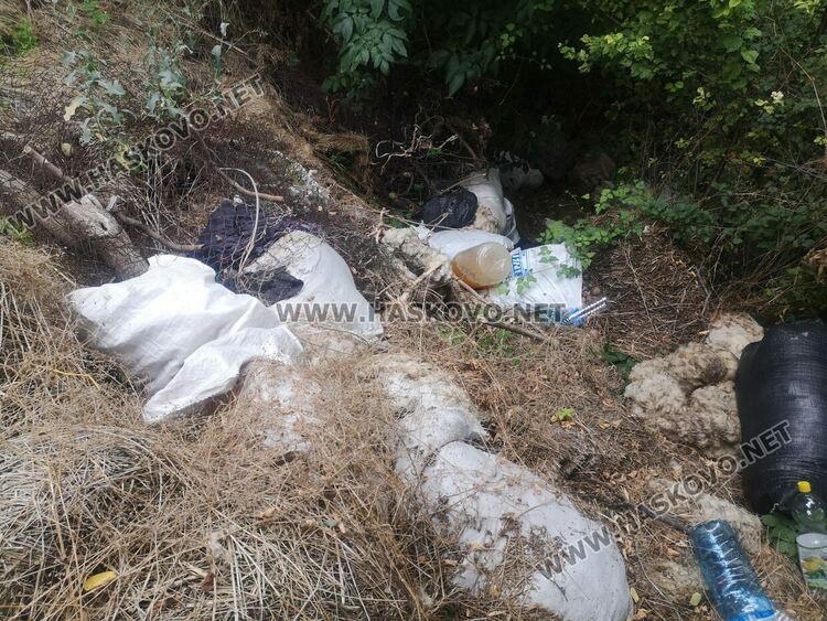 Сигнализираха за нерегламентирано сметище край Мандра