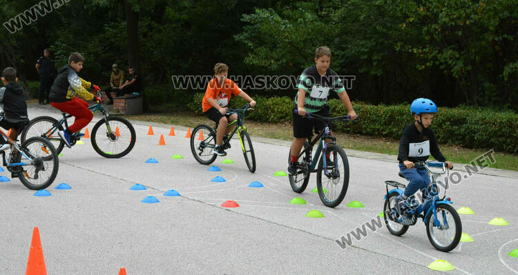 Деца показаха майсторско управление на велосипеди в „Кенана”