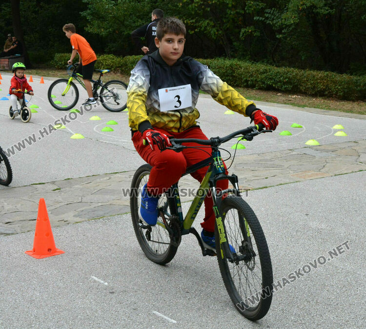 Деца показаха майсторско управление на велосипеди в „Кенана”