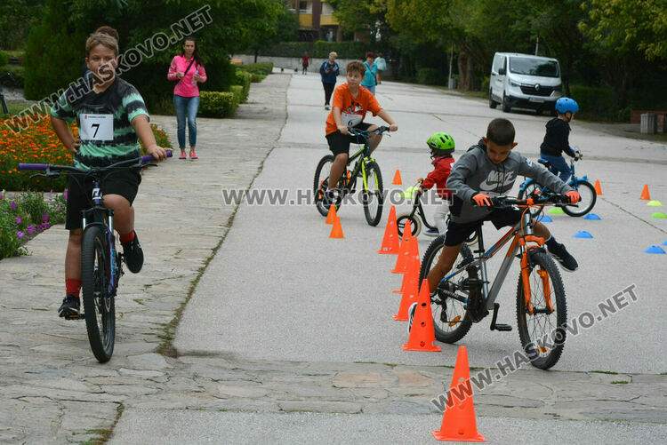 Деца показаха майсторско управление на велосипеди в „Кенана”