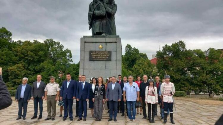 Кърджалийци почетоха 138-годишнината от Деня на Съединението с поднасяне на венци и цветя пред Паметника на освободителите