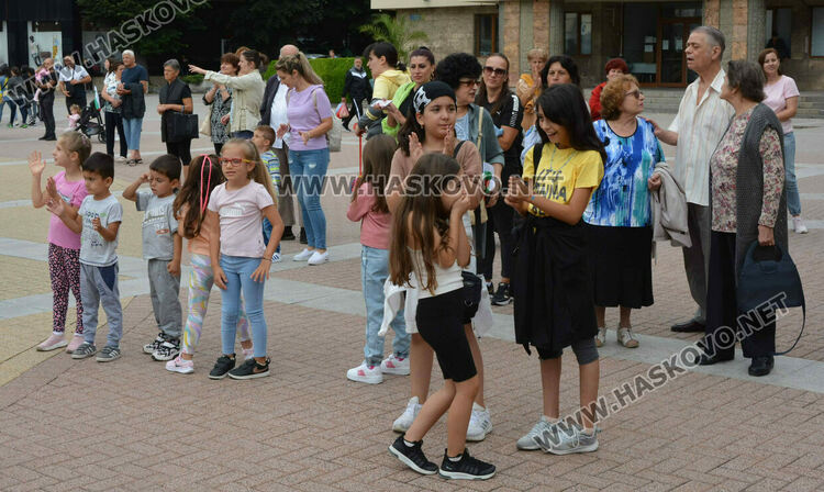 Голямо хоро, цветя и концерт в Хасково за 138 г. от Съединението