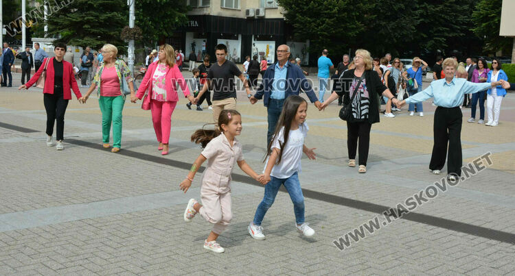 Голямо хоро, цветя и концерт в Хасково за 138 г. от Съединението