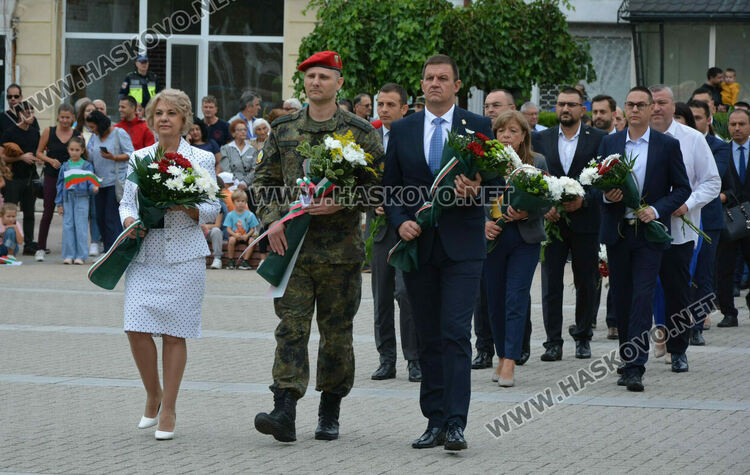 Голямо хоро, цветя и концерт в Хасково за 138 г. от Съединението