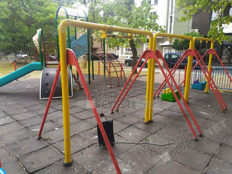 Дете излетя от люлка след скъсване на синджир в Кърджали, по чудо не пострада