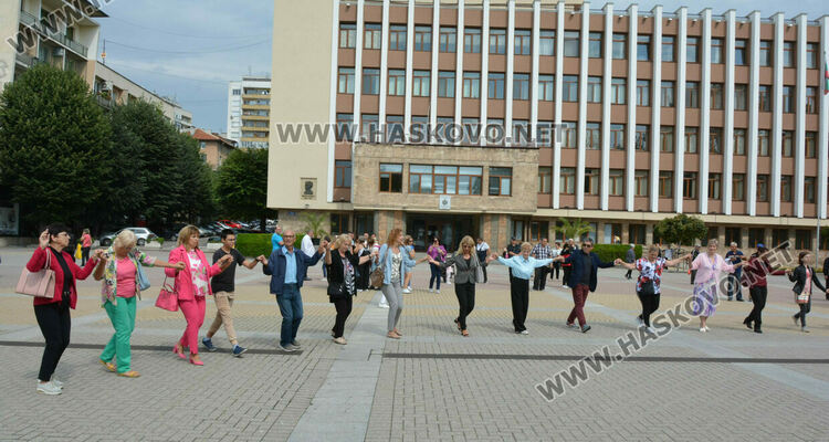 Голямо хоро, цветя и концерт в Хасково за 138 г. от Съединението