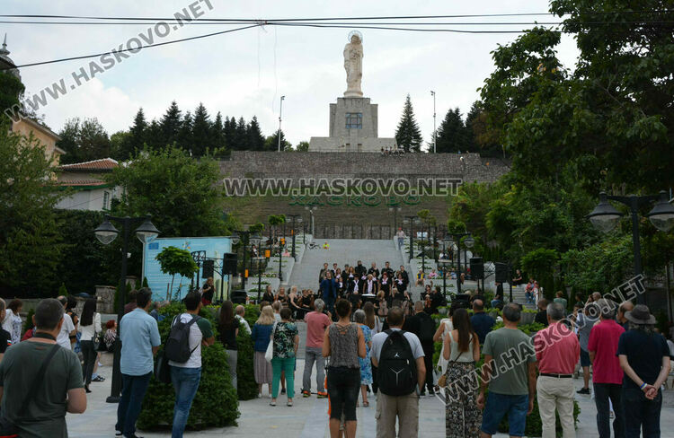 Хор „Родна песен“ и Камерен оркестър Хасково огласиха подхода към монумента „Света Богородица“
