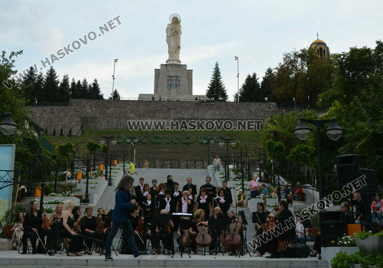 Хор „Родна песен“ и Камерен оркестър Хасково огласиха подхода към монумента „Света Богородица“