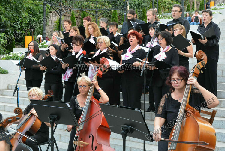 Хор „Родна песен“ и Камерен оркестър Хасково огласиха подхода към монумента „Света Богородица“