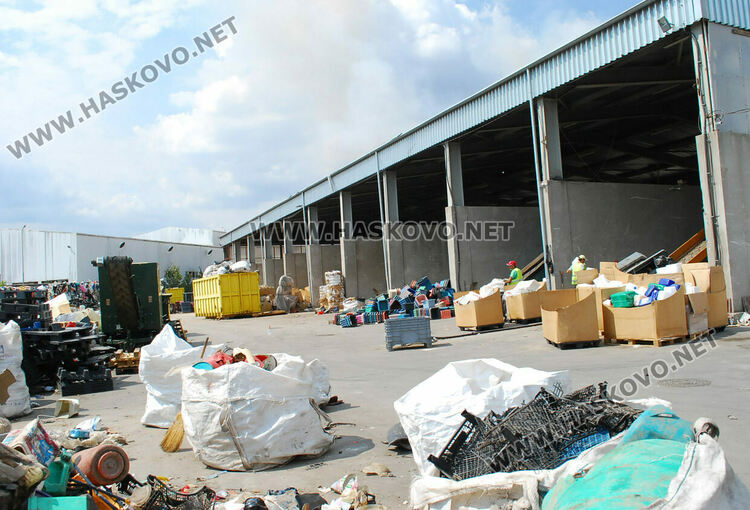 Пожар избухна в сметището край Гарваново