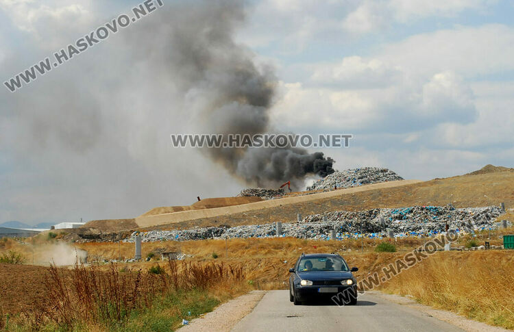 Пожар избухна в сметището край Гарваново