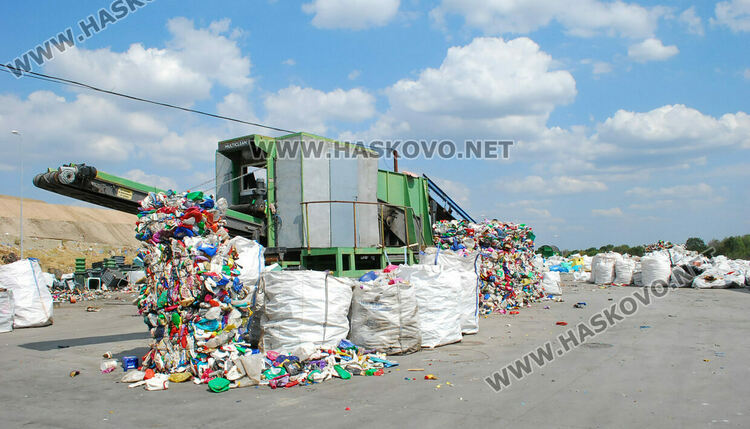 Пожар избухна в сметището край Гарваново