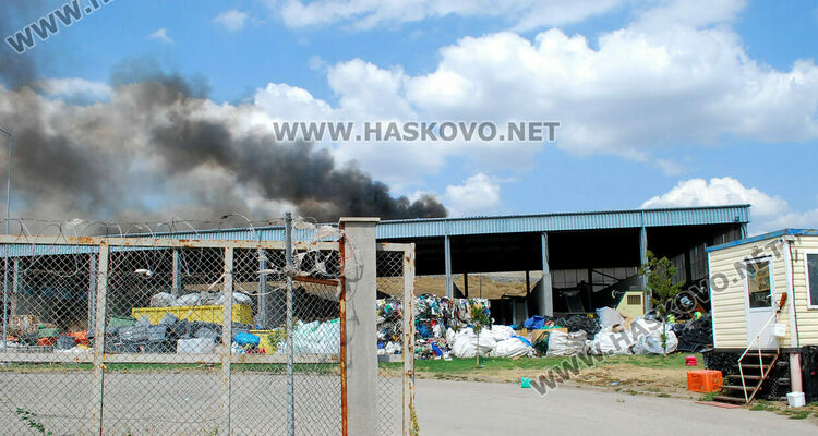 Пожар избухна в сметището край Гарваново