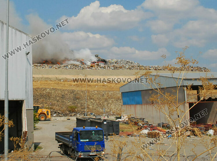 Пожар избухна в сметището край Гарваново