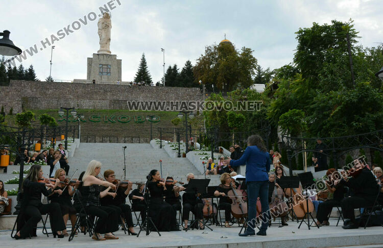 Хор „Родна песен“ и Камерен оркестър Хасково огласиха подхода към монумента „Света Богородица“