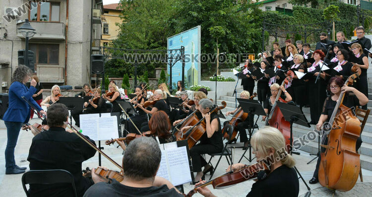 Хор „Родна песен“ и Камерен оркестър Хасково огласиха подхода към монумента „Света Богородица“