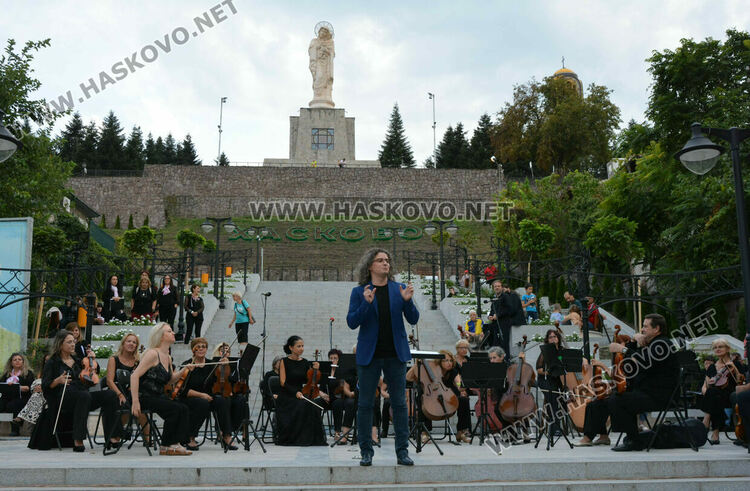 Хор „Родна песен“ и Камерен оркестър Хасково огласиха подхода към монумента „Света Богородица“