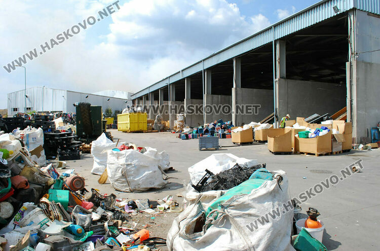 Пожар избухна в сметището край Гарваново