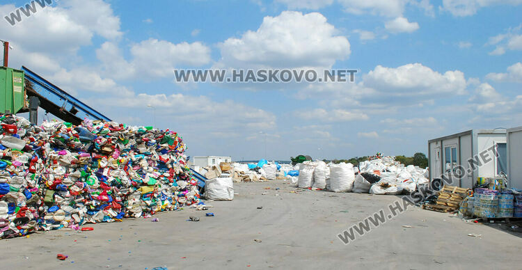 Пожар избухна в сметището край Гарваново