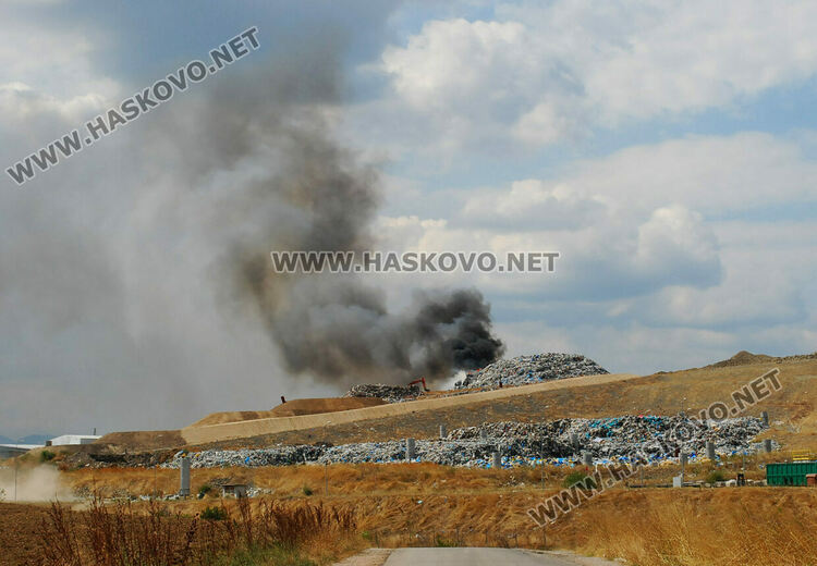 Пожар избухна в сметището край Гарваново