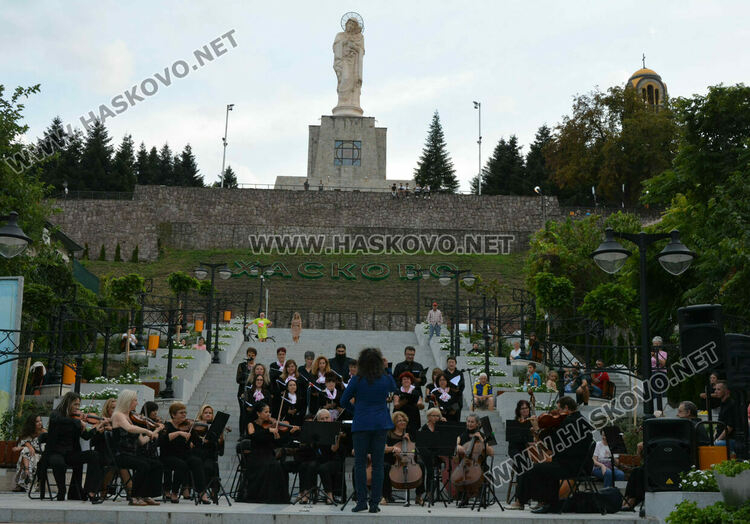 Хор „Родна песен“ и Камерен оркестър Хасково огласиха подхода към монумента „Света Богородица“