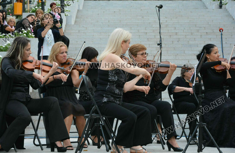 Хор „Родна песен“ и Камерен оркестър Хасково огласиха подхода към монумента „Света Богородица“
