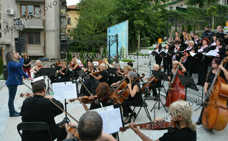 Хор „Родна песен“ и Камерен оркестър Хасково огласиха подхода към монумента „Света Богородица“