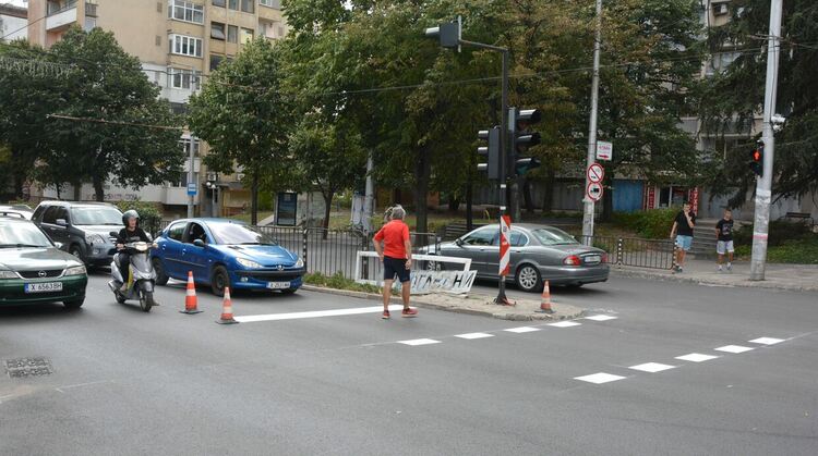Задръствания по „Раковски“ заради полагането на маркировка след преасфалтирането