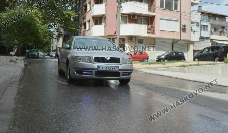Теч от авария наводни хасковски улици, спряха водата за живеещите на „Одрин“