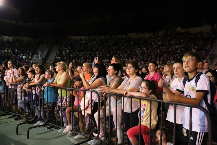 Звездите на българската естрада пяха с обич и песен за Хасково