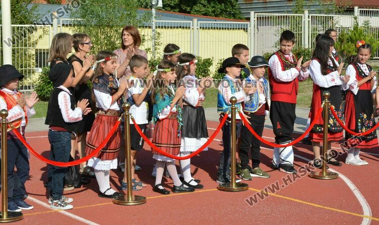 Представиха най-големия стенопис на училище за 50 г. от създаването на „Шандор Петьофи“