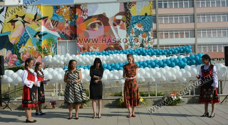 Представиха най-големия стенопис на училище за 50 г. от създаването на „Шандор Петьофи“