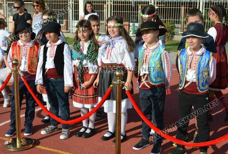 Представиха най-големия стенопис на училище за 50 г. от създаването на „Шандор Петьофи“